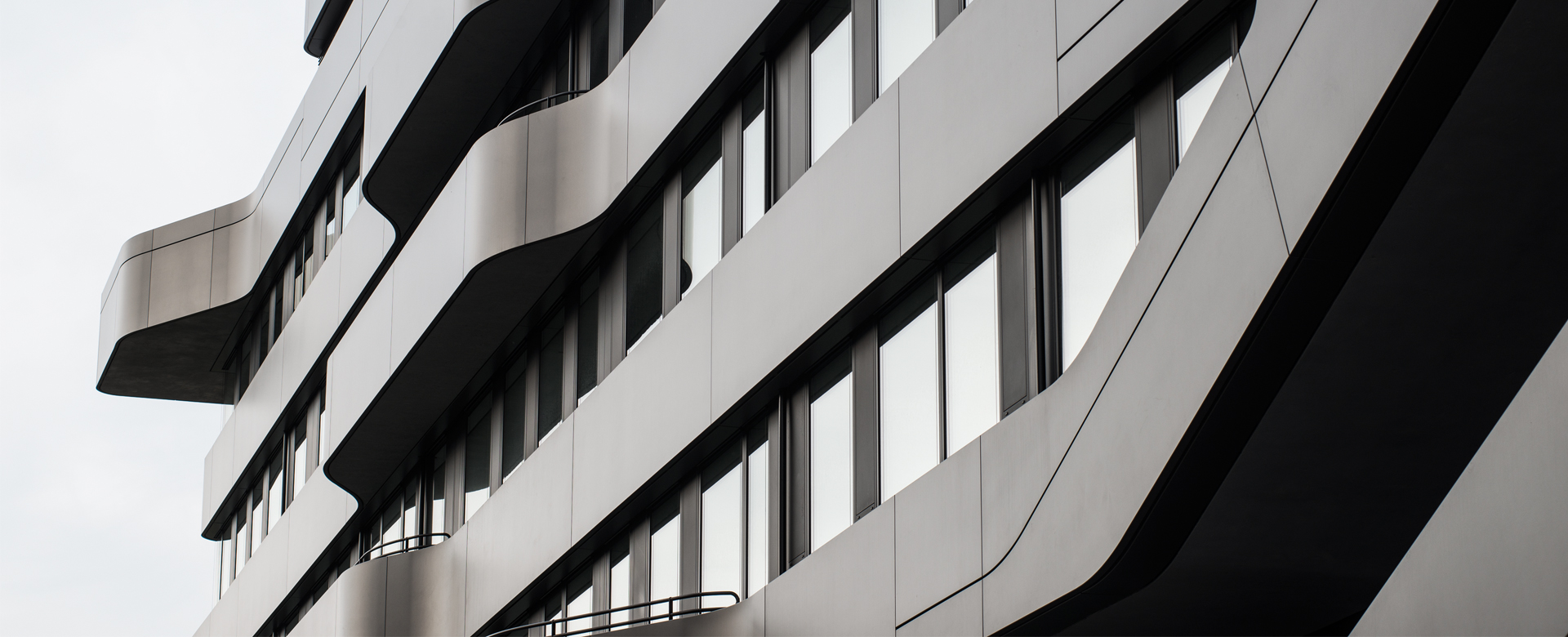 Nahaufnahme geschwungene Fassade