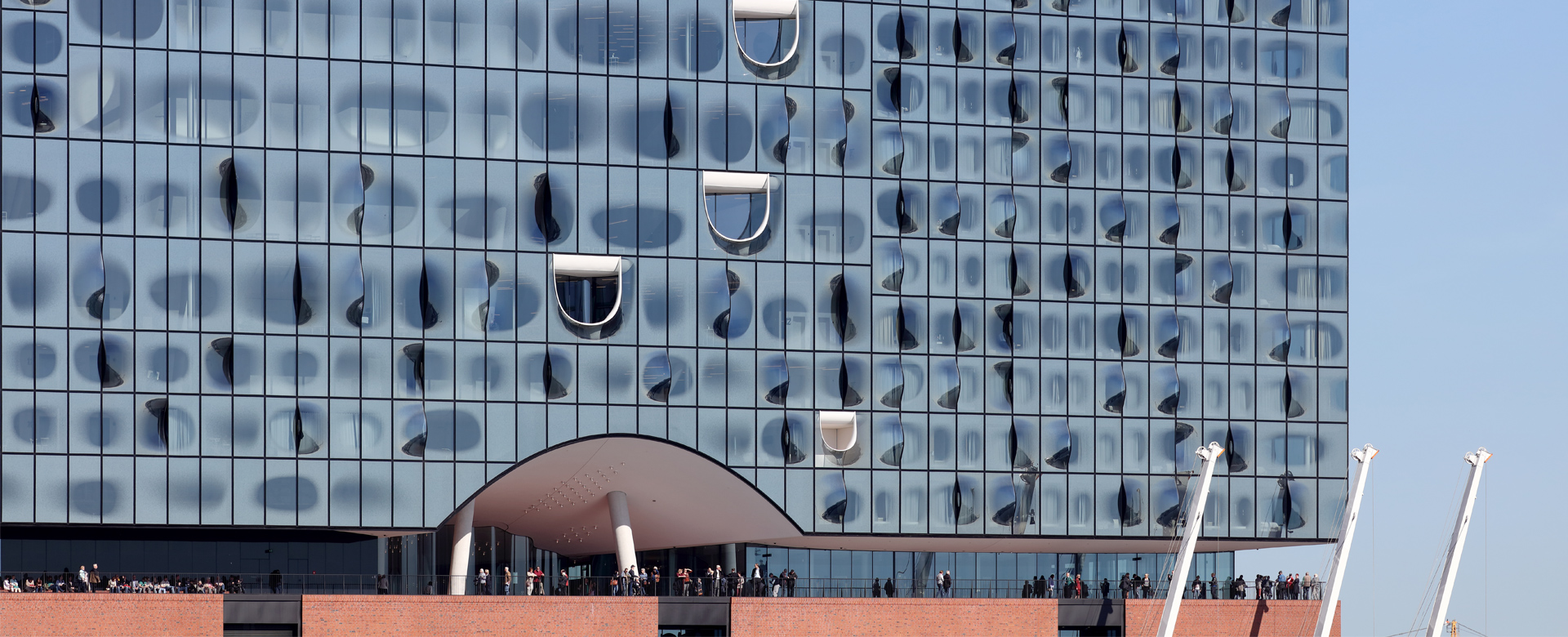Aussichtsplattform der Elbphilharmonie zwischen Backsteinbau und Glasfassade