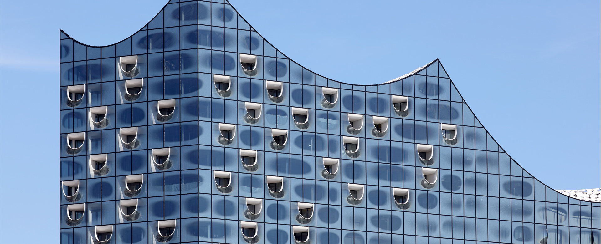 Glasfassade der Elbphilharmonie mit filigranem Fassadenraster
