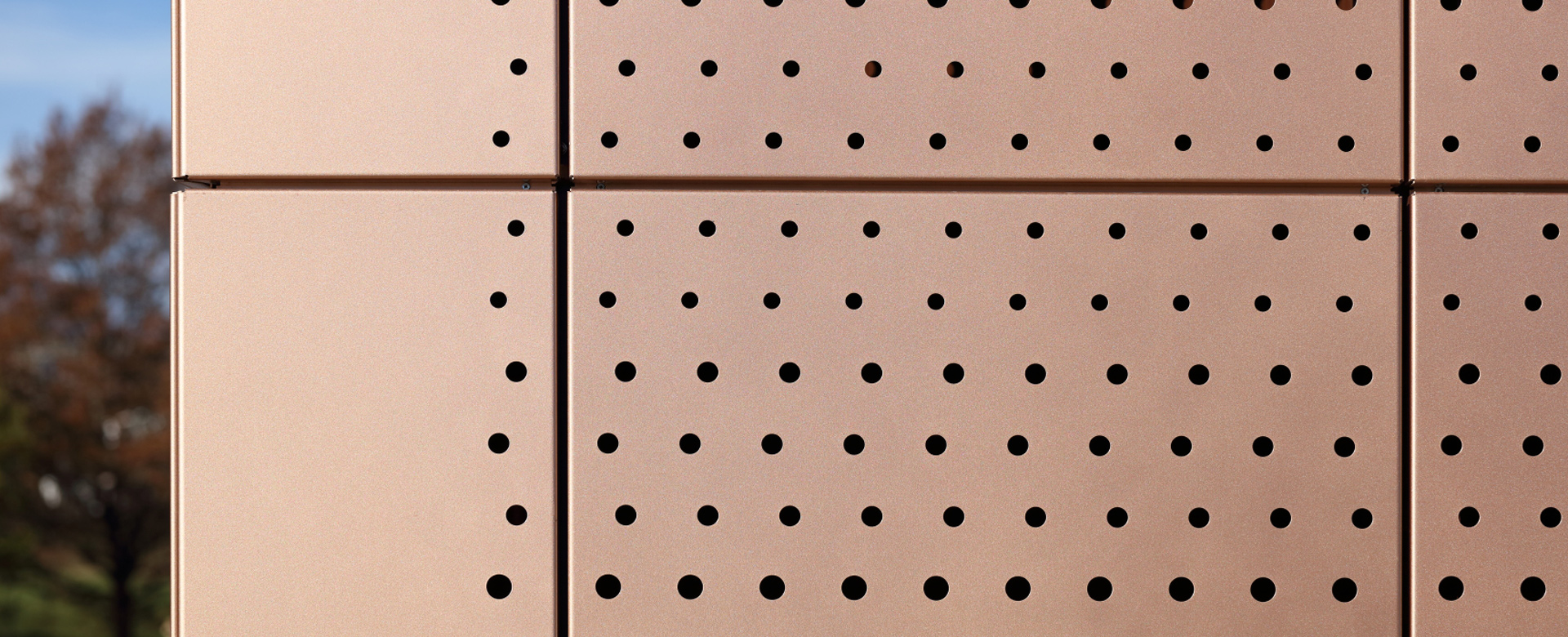Lochmuster in der Fassade des XXXLutz-Gebäudes