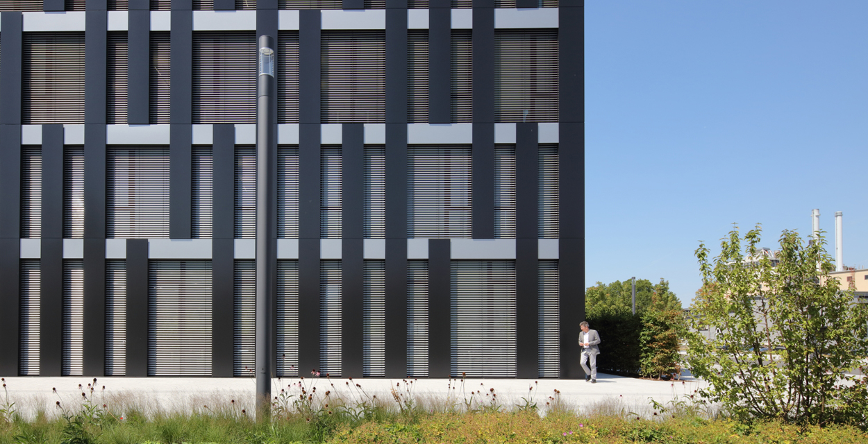 Bürogebäude Freudenberg, Weinheim mit Duraflon Metallic Grau K1 und K7 von HPP Architekten