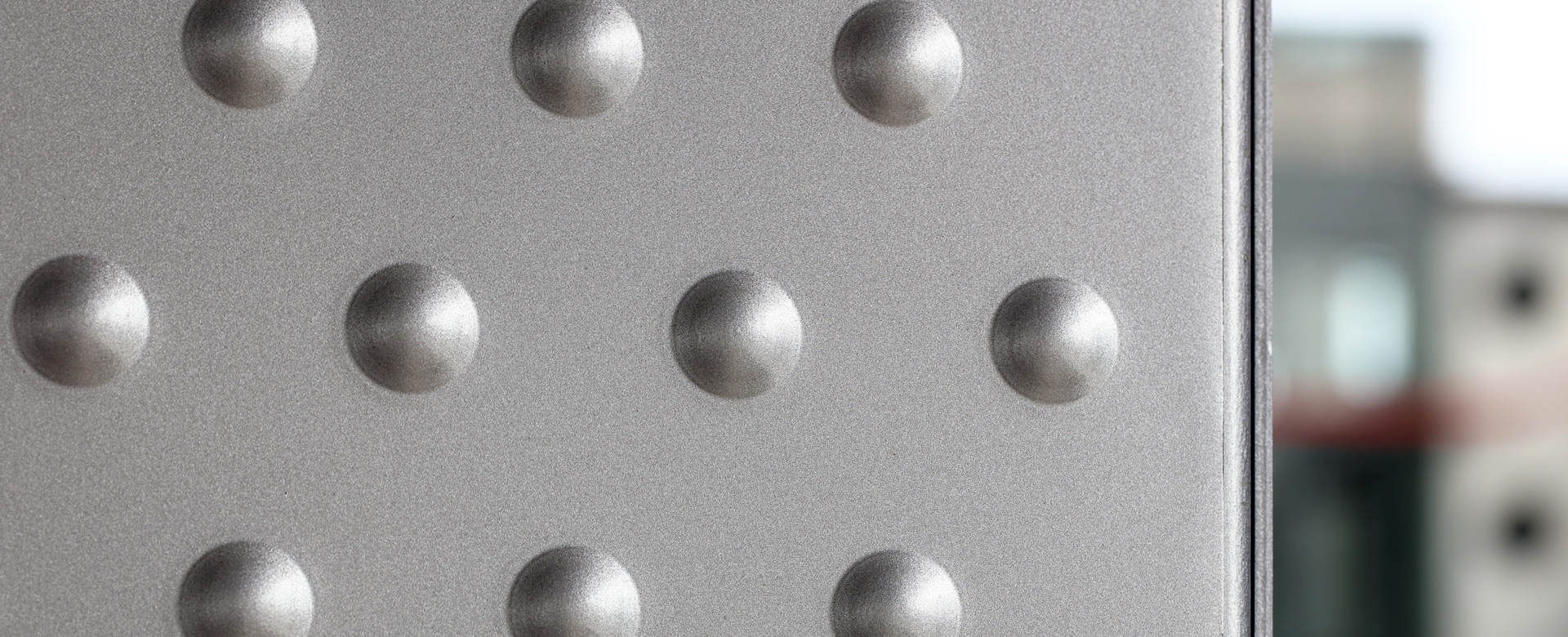 Detail Noppenstruktur der Fassadenflächen am SkyPort Stuttgart