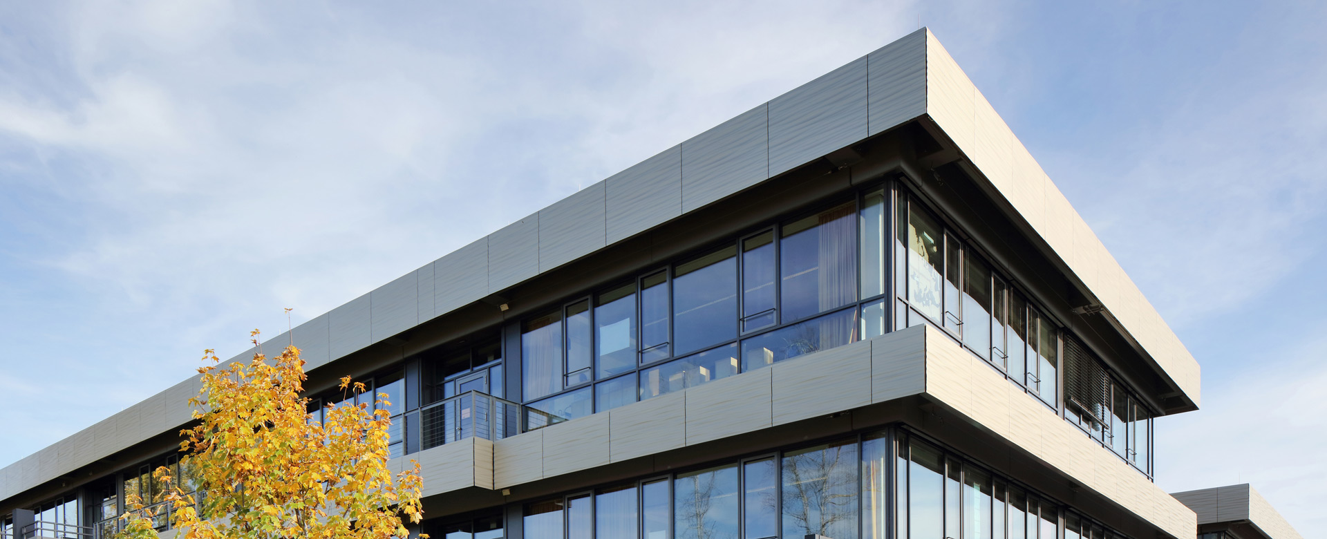 Fassadenbänder Schulzentrum Ottobeuren von Krug Grossmann Architekten