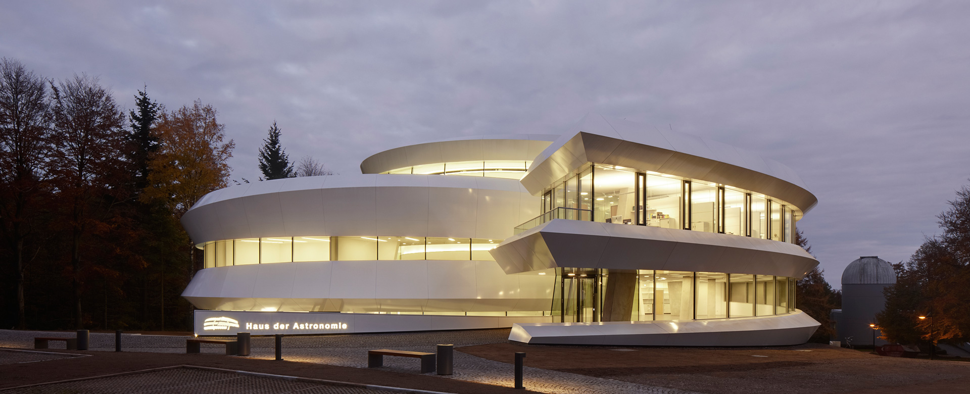 Haus der Astronomie von Architekten Bernhardt + Partner by night