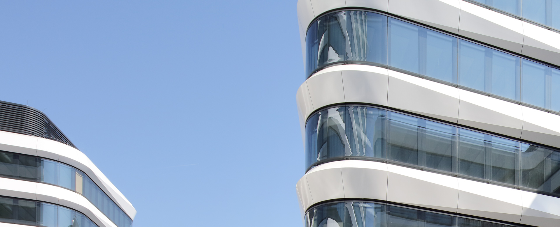 Schwungvolle Fassadenbänder in Duraflon am FLOW Europa-Center.