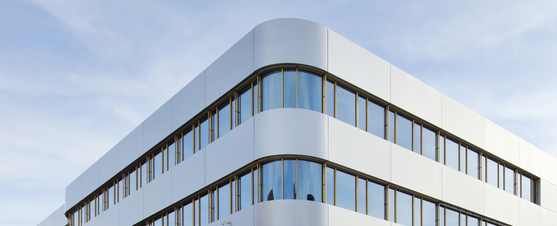 Außenansicht der Metallfassade mit Duraflon am Innovationslabor K15 in Schwäbisch Gmünd.