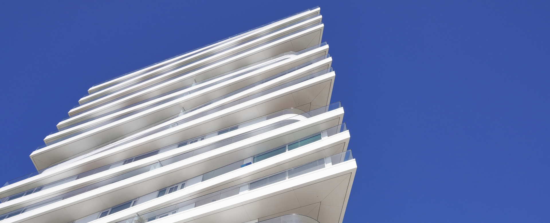 Die komplexen konstruierten Außenfassade des FiftyNine Strandkai strahl in Duraflon Phoenixweiß matt.
